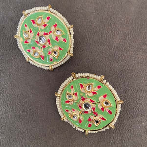 Clous d'oreilles Meenakari classiques en plaqué or avec détails vibrants - Product Image 1