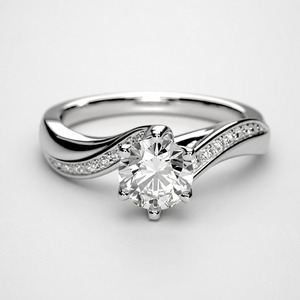 Anillo de compromiso de plata 925 de alta calidad con diamante redondo, engaste de puntas y banda pavé para mujer - Product Image 4
