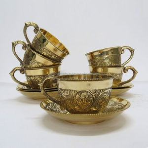 Tasse à thé et soucoupe en laiton au charme royal et au savoir-faire complexe pour des tables luxueuses - Product Image 2