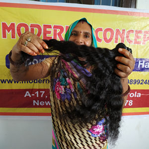 Vente en gros de cheveux de femme noire non traités Paquets ondulés de trame de génie naturel Aucune perte de cheveux humains vierges du temple Cheveux humains vietnamiens bruts - Product Image 1