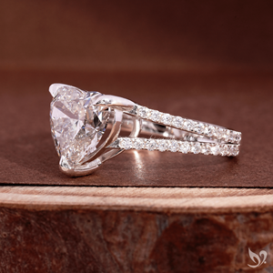 Bague de fiançailles en or blanc 10K avec diamant de laboratoire 3 carats en forme de cœur, double pavé, bande fendue, certifiée IGI - Product Image 2