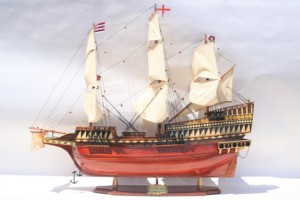 GALLEON GOLDEN HIND - Modèle de bateau à voile en bois fait main et peint à la main - Product Image 2