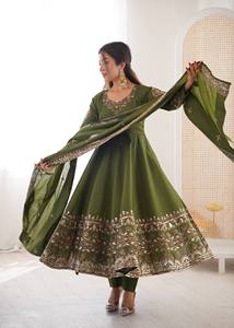 Ramdev Trading, Venta al por Mayor de Ropa Étnica para Mujer, Conjunto de Kurti de Seda Romana de Estilo Moderno, Vestido Anarkali para Bodas y Fiestas - Product Image 4