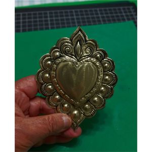 Placa de pared de latón con corazón sagrado indio, artesanía metálica, decoración floral en relieve para colgar en interiores, para espejo, venta al por mayor - Product Image 1