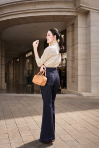 Pantalon évasé en denim extensible taille haute pour femme, coupe contemporaine, délavage foncé, jambe large, ASHER - Product Image 3