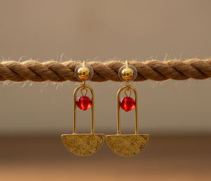 Pendientes de Aro Geométricos de Moda Hechos a Mano para Mujer, Diseño de Latón Estilo Linterna con Acento de Cuentas de Vidrio Rojas, Resistentes al Deslustre, Ideales para Fiestas - Product Image 2