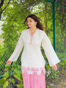 Conjunto de Kurta Tradicional Recta para Mujer en Blanco y Rosa con Detalle de Lazo y Pantalones Palazzo Rosas para Todas las Temporadas - Product Image 4