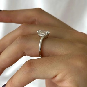 Bague de fiançailles incurvée en or blanc 18 carats avec diamant de laboratoire taille émeraude, solitaire unique imbriqué, certifié IGI, tendance, vente en gros - Product Image 3