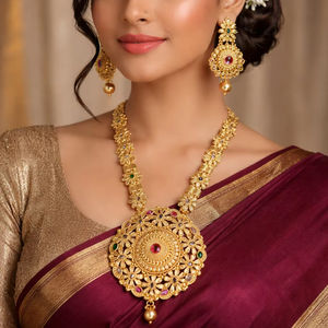 Conjunto de Collar Largo de Joyería Tradicional Chapado en Oro con Colgante Floral y Pendientes a Juego para Bodas - Product Image 1