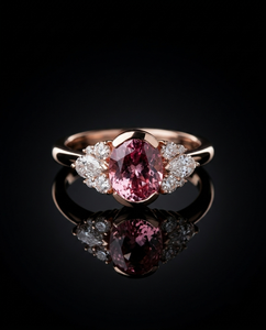 Bague de fiançailles de luxe plaquée or rose 18 carats avec accents de diamants taille poire, sertissage à griffes, style romantique, bijoux fins pour femme - Product Image 1