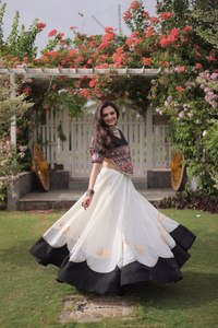 Encantador Lehenga Choli para Navratri, Falda Colorida con Vuelo, Blusa Elegante Bordada, Ideal para Eventos Festivos - Product Image 2
