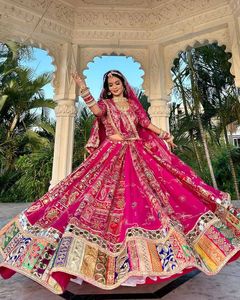 ชุดเลเฮนกาโชลีสีชมพูสำหรับงานนวรมฤตี ผ้ามัสลินเนื้อหนัก ตกแต่งด้วยกระจกแท้ พิมพ์ลายดิจิทัล เหมาะสำหรับงานปาร์ตี้ฤดูหนาว งานแต่งงาน การ์บา และงานดันดียา - Product Image 4