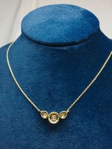 Collar con Colgante de Diamante Corte Redondo con Halo en Oro Amarillo, Colgante con Piedra Lateral en Forma de Lágrima, Collar de Diamantes Minimalista para Mujer, Regalo - Product Image 3