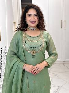 Ensemble Kurta Traditionnel en Soie Vert Sauge Brodé pour Femme avec Dupatta, Coupe Classique, Toutes Saisons, Tenue Ethnique pour Fête/Mariage/Quotidien - Product Image 1