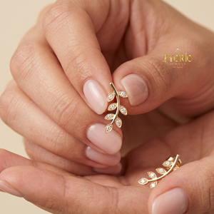 Pendientes de Oro de 14K con Flecha y Diamantes Cultivados en Laboratorio, Certificados por IGI, Micro Pavé Blanco D.E., de Zyorio Jewels Color E Joyería Fina de Lujo - Product Image 1
