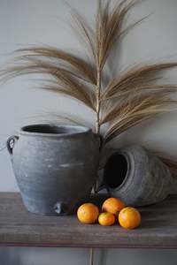 Pot en terre cuite gris rustique fait main, pot à plantes en argile, décoration vintage pour la maison de style ferme, récipient au caractère traditionnel - Product Image 3
