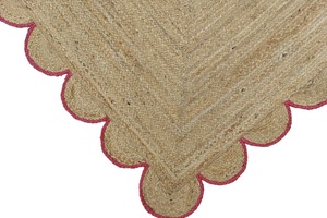 Tapis artisanal en jute naturelle à poils ras, rose, bord festonné, écologique, style bohème et rustique, pour salon et décoration intérieure - Product Image 3