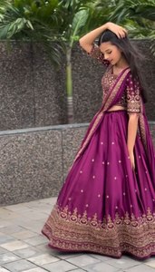 VISHNU K DESIGNS LAHENGA CHOLI DUPATTA, Traje de Seda Chinon con Bordado de Hilo y Lentejuelas, Productos de Punto de Manga Corta - Product Image 3