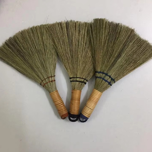 Escoba de Hierba Ecológica Hecha a Mano de Alta Calidad |   Escoba de Fibra Natural Resistente |   Ligero y de Fácil Limpieza - Product Image 1