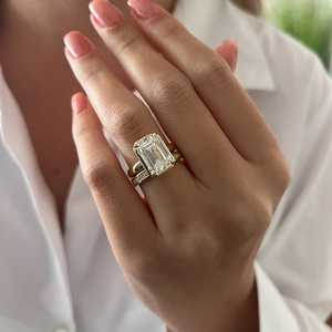 Ensemble de mariage et bague de fiançailles en diamant de laboratoire taille émeraude de 5 carats, sertie à griffes et à clos, design Art Déco, certifié IGI - Product Image 1
