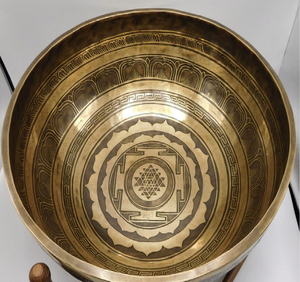 Bol doré avec motifs yantra géométriques et gravures intérieures de figures spirituelles, disponible à prix de gros. - Product Image 3