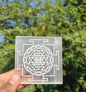 Plaque en cristal de sélénite naturelle carrée gravée Shree Yantra pour la guérison spirituelle et la méditation avec motif animal - Product Image 2