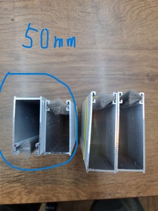 Rail latéral en aluminium de 50 mm avec système de fixation intégré pour stores enrouleurs anti-UV - Product Image 1