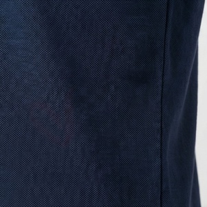 เสื้อโปโลแขนสั้นสีกรมท่าสำหรับผู้ชาย ผ้าฝ้าย สีพื้น สวมใส่สบาย ไม่ยับ ทรงปกติ ดีไซน์โลโก้ด้านหน้า - Product Image 5