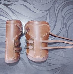 Botas protectoras de cuero con buje de caballo, con relleno suave - Product Image 4