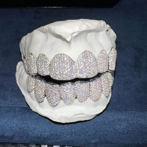 Grillz de Diamantes Totalmente Cubiertos – Cubiertas Dentales Personalizadas VVS de Oro Blanco, Juego de Grillz de Lujo - Product Image 1