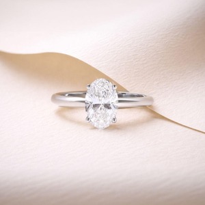 Bague de fiançailles solitaire à quatre griffes en or blanc 14 carats avec diamant de laboratoire ovale de 2,00 carats - Product Image 2