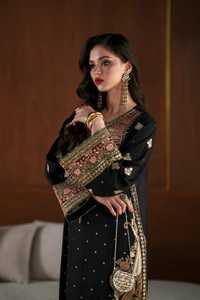 Kaftan traditionnel noir pour femme, brodé de sequins et de motifs, longueur standard, travail de broderie complexe, protection solaire - Product Image 1