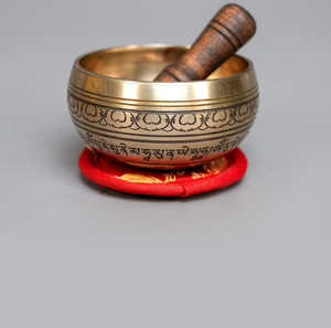 ชุดขันร้องเพลงทิเบตแบบดั้งเดิมทำจากทองเหลือง พร้อมลวดลายสลักตัวอักษรและเบาะรองสีแดง มีจำหน่ายในราคาขายส่ง - Product Image 1