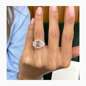Anillo de compromiso de lujo con halo de diamantes rosas de corte radiante cultivados en laboratorio en oro blanco con banda pavé, regalo de joyería nupcial para mujer - Product Image 1