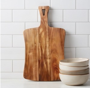 Planche à découper rectangulaire en bois d'acacia naturel avec poignée et trou de suspension - Product Image 2