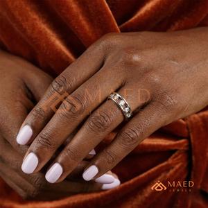 Bague de luxe en argent 14 carats avec diamants flottants en forme de vague |   Bague éternelle asymétrique à canaux incurvés |   Diamant cultivé en laboratoire sur mesure - Product Image 4