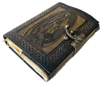 Deckle Edge Paper Diario hecho a mano La momia Cuero genuino Diario en relieve Metal C-Lock Celtic Print Notebook o diario personal