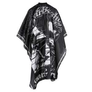 Cape de coiffure personnalisée noire avec motif de barbier et outils, anti-adhérente aux cheveux, pour usage en salon, sublimation permanente - Product Image 5