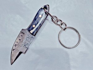 Couteau miniature artisanal à lame fixe en acier Damas avec poignée en bois et trou pour cordon, outil de camping de qualité industrielle OEM - Product Image 3