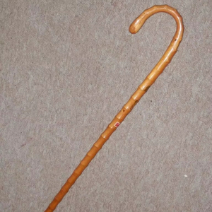 Bastón de Madera Ecológico Pulido a Mano con Mango de Latón, Artículo Artesanal Natural - Product Image 1