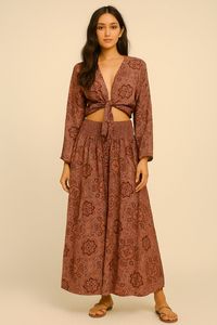 Robe longue bohème en soie tissée à imprimé cachemire, col en V, ensemble deux pièces avec haut sans manches à découpes et jupe plissée pour l'été - Product Image 2