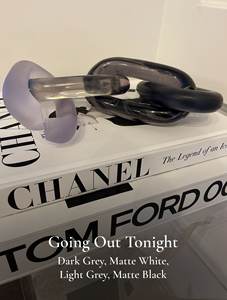 Sculpture murale en résine multicolore à maillons de chaîne pour décoration intérieure, installation verticale en acrylique. - Product Image 4