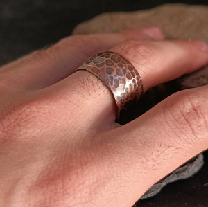 Anillo de Cobre con Textura Martillada e Incrustaciones, Doble Imán Interno, Anillo de Bioenergía para Terapia, Artritis y Articulaciones - Product Image 6