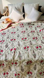 Ensemble de courtepointes design à motifs de petites fleurs roses imprimées à la main, 100% coton, pour la maison et la décoration d'hôtel - Product Image 5