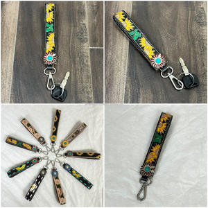 Nouveau porte-clés en cuir de vachette véritable de style western, fait main, avec motif floral et fermoir métallique, pour femmes - Product Image 3