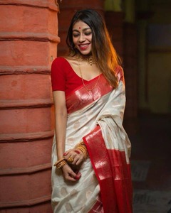 Sari Tradicional Banarasi de Seda Suave con Blusa Sin Coser Blanca 72053 - Product Image 5