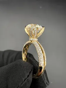 Anillo de Diamantes de Lujo con Forma Redonda, Acabado en Oro Amarillo, con Piedras Laterales, Diseño de Lágrima, Anillo de Boda Elegante para Mujer, Joyería Fina - Product Image 2