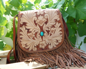Sac bandoulière vintage en cuir véritable avec décorations florales gravées à la main sur le panneau avant, franges et clous turquoise - Product Image 1