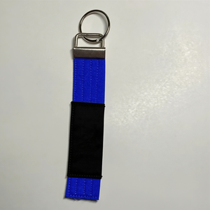 Porte-clés en tissu bleu et noir avec anneau métallique pour l'entraînement aux arts martiaux - Product Image 1