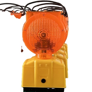 Luces de Advertencia LED Solares LB-6000 Ecológicas para Barreras de Tráfico con Alcance Visual de Más de 1500 m y Resistencia al Agua IP57 - Product Image 1